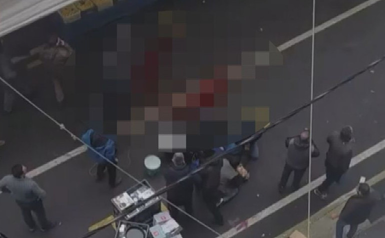 Pazar yerinde tezgah kavgası kanlı bitti: Biri çocuk 6 kişi bıçaklandı