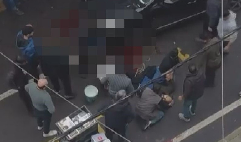 Pazar yerinde tezgah kavgası kanlı bitti: Biri çocuk 6 kişi bıçaklandı