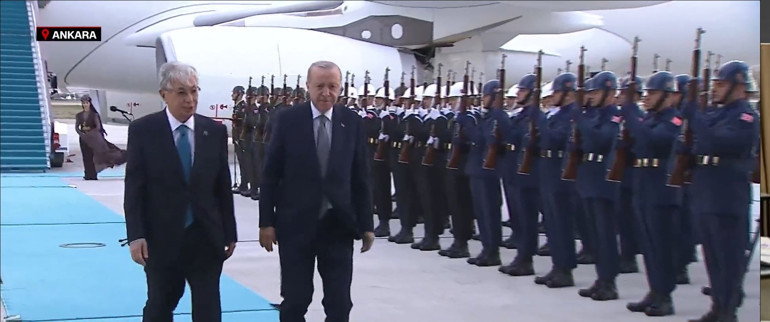 Cumhurbaşkanı Erdoğan, Tokayevi havalimanında karşıladı