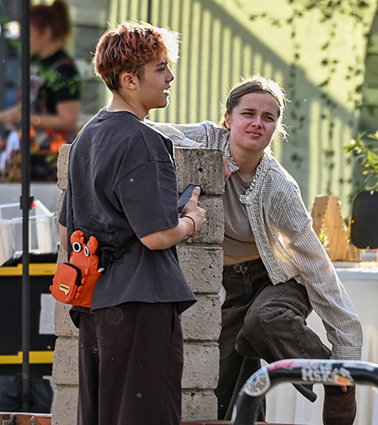 Onca varlığın içine doğup bir gün yüzü görmediler: İkizler duvar dibinde dertleşti