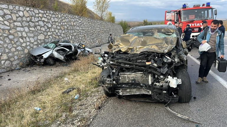 Çorum’da korkunç kaza Otomobil ile cip çarpıştı: 4 can kaybı, 2 yaralı