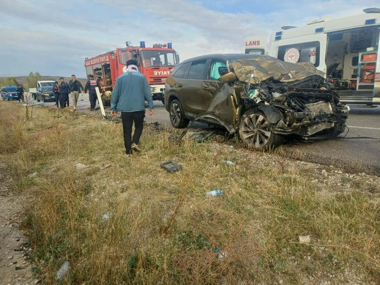 Çorum’da korkunç kaza Otomobil ile cip çarpıştı: 4 can kaybı, 2 yaralı
