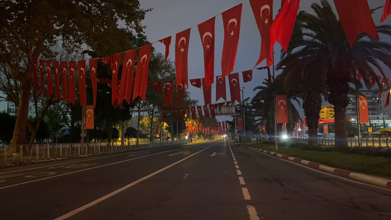İstanbulda 29 Ekim nedeniyle kapatılan yollar trafiğe açıldı