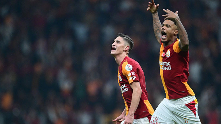 Galatasaraylı futbolcu resmen bıraktı Aileme zaman ayırmak istiyorum