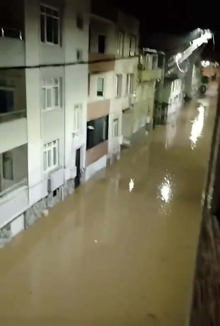 Sağanak yağış ve fırtına kapıda Meteoroloji saat verdi: İstanbul, Mersin ve Antalya dahil birçok ilde alarm | Sel, su baskını, hortum ve fırtına...