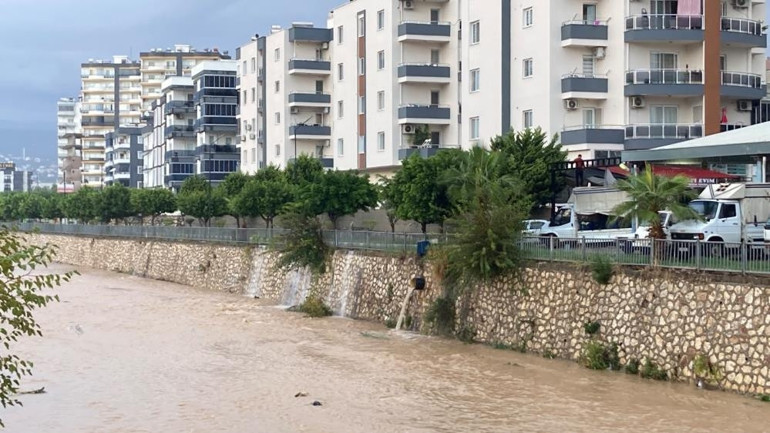 Sağanak yağış ve fırtına kapıda Meteoroloji saat verdi: İstanbul, Mersin ve Antalya dahil birçok ilde alarm | Sel, su baskını, hortum ve fırtına...