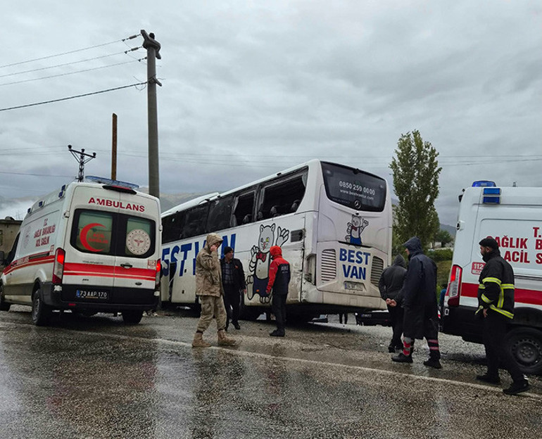 Şırnakta korkunç kaza: Yolcu otobüsü tır ile çarpıştı 14 yaralı, 1 kişi hayatını kaybetti