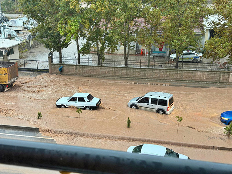  İstanbul, Mersin ve Antalya dahil birçok ilde alarm | Sel, su baskını, hortum ve fırtına...