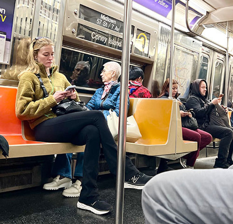 Ani gelen şöhrete pabuç bırakmadı... Genç oyuncu metroda