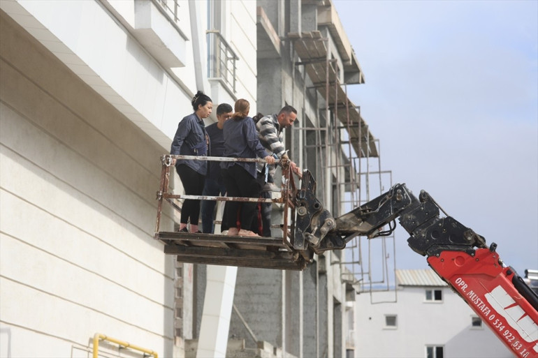 Yangında büyük panik: Dairelerdeki onlarca kişi tahliye edildi