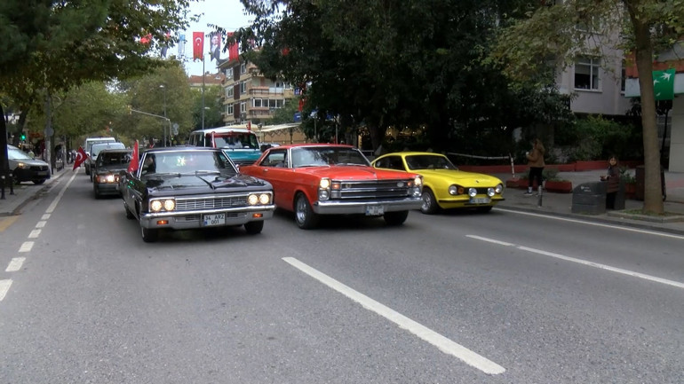 Kadıköyde klasik otomobillerle 29 Ekim Cumhuriyet Bayramı korteji