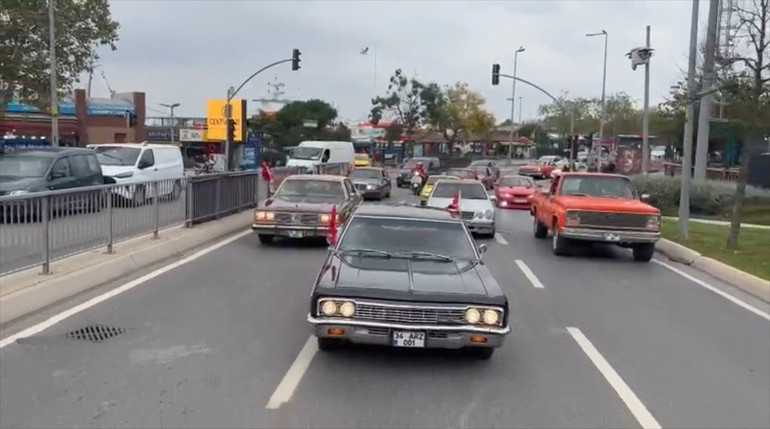 Kadıköyde klasik otomobillerle 29 Ekim Cumhuriyet Bayramı korteji
