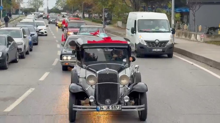 Kadıköyde klasik otomobillerle 29 Ekim Cumhuriyet Bayramı korteji