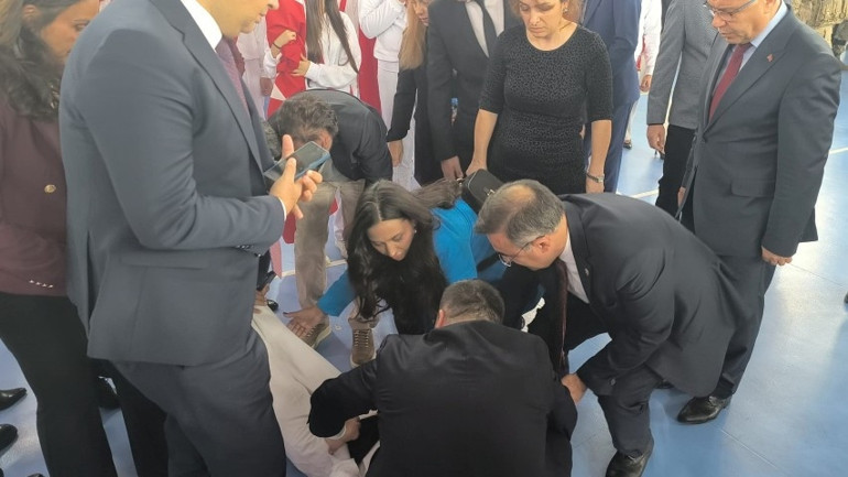 29 Ekim töreninde bayılan öğrenciye doktor milletvekili ve il başkanı müdahale etti