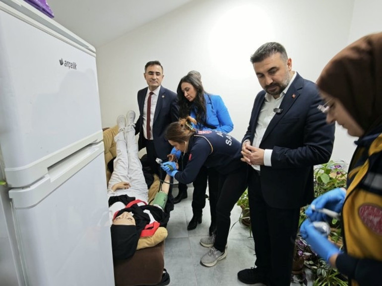 29 Ekim töreninde bayılan öğrenciye doktor milletvekili ve il başkanı müdahale etti