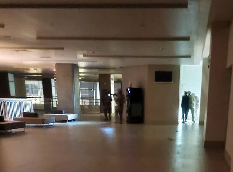 Adanada hastanede dehşet anları Kızını vurmak isteyen baba, polisin operasyonuyla yakalandı