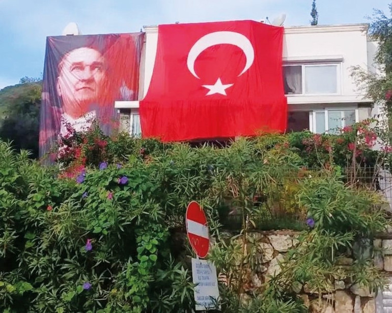Fatma Girik’in vasiyetini yeğeni yaşatıyor... Bayrak geleneği sürüyor