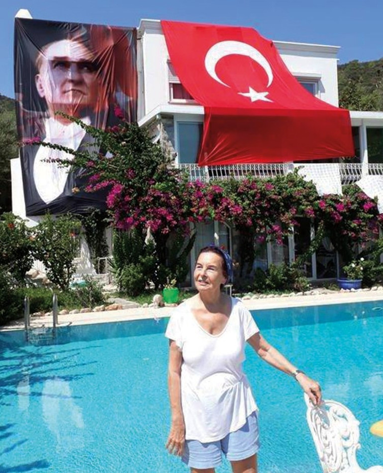 Fatma Girik’in vasiyetini yeğeni yaşatıyor... Bayrak geleneği sürüyor