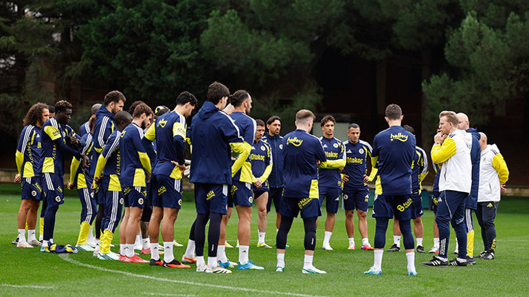 Fenerbahçede Dirk Kuyt kararını verdi İlk 11i geri dönüyor