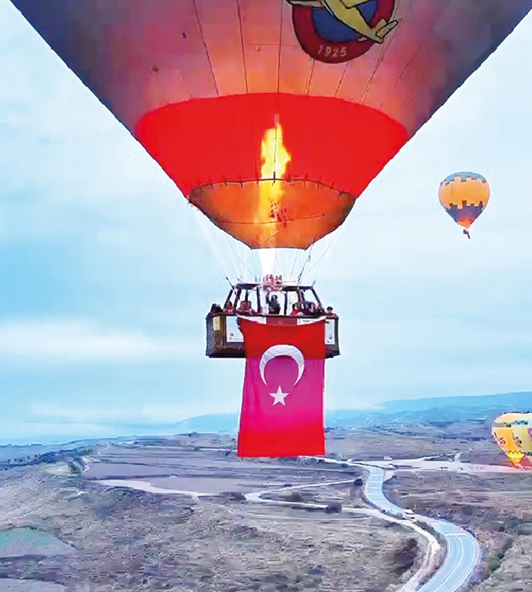 Yurtta 103’üncü yaş coşkusu... İyi ki doğdun Cumhuriyet