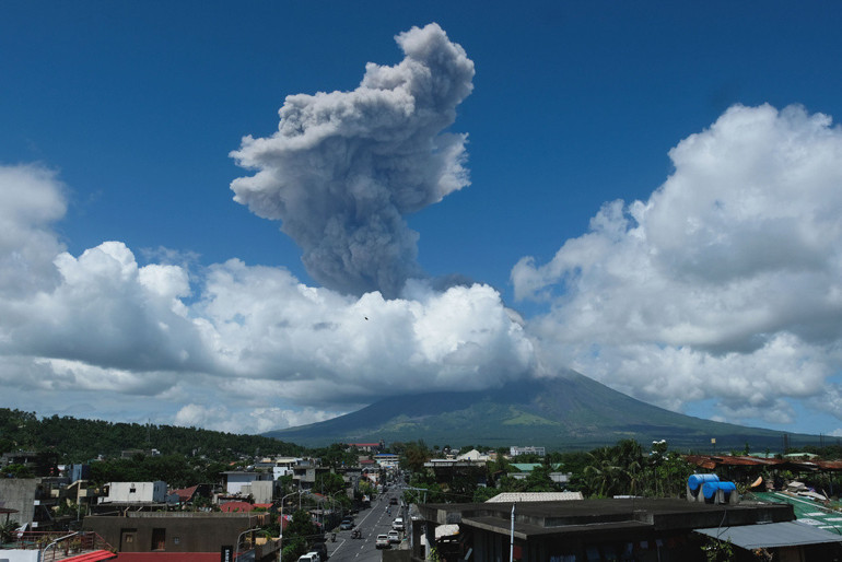 Filipinlerde Mayon Yanardağı patladı: Üçüncü seviye alarm