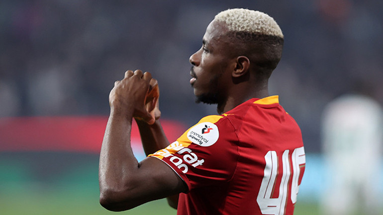 Galatasarayın 4-0lık Konyaspor galibiyetinin ardından Osimhene övgü yağdırdılar: 7 yaşında sabahtan akşama mahallede plastik top peşinde koşan bir çocuk gibi seviyor futbolu hâlâ , Onun farkı sadece sahada yaptıklarıyla sınırlı değil