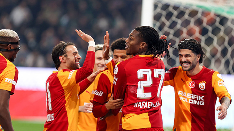Galatasarayın 4-0lık Konyaspor galibiyetinin ardından Osimhene övgü yağdırdılar: 7 yaşında sabahtan akşama mahallede plastik top peşinde koşan bir çocuk gibi seviyor futbolu hâlâ , Onun farkı sadece sahada yaptıklarıyla sınırlı değil