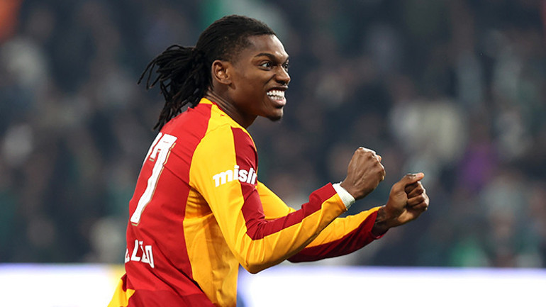 Galatasarayın 4-0lık Konyaspor galibiyetinin ardından Osimhene övgü yağdırdılar: 7 yaşında sabahtan akşama mahallede plastik top peşinde koşan bir çocuk gibi seviyor futbolu hâlâ , Onun farkı sadece sahada yaptıklarıyla sınırlı değil