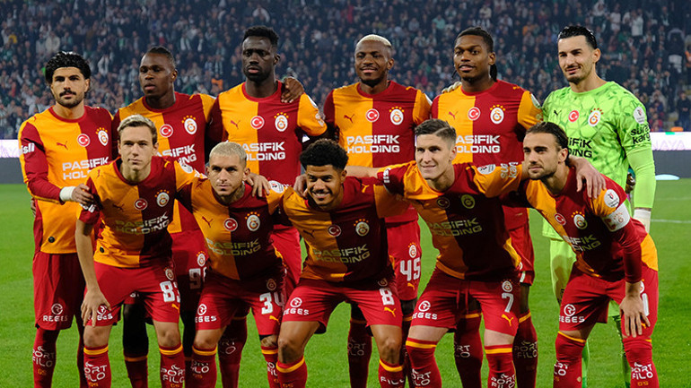 Galatasarayın 4-0lık Konyaspor galibiyetinin ardından Osimhene övgü yağdırdılar: 7 yaşında sabahtan akşama mahallede plastik top peşinde koşan bir çocuk gibi seviyor futbolu hâlâ , Onun farkı sadece sahada yaptıklarıyla sınırlı değil