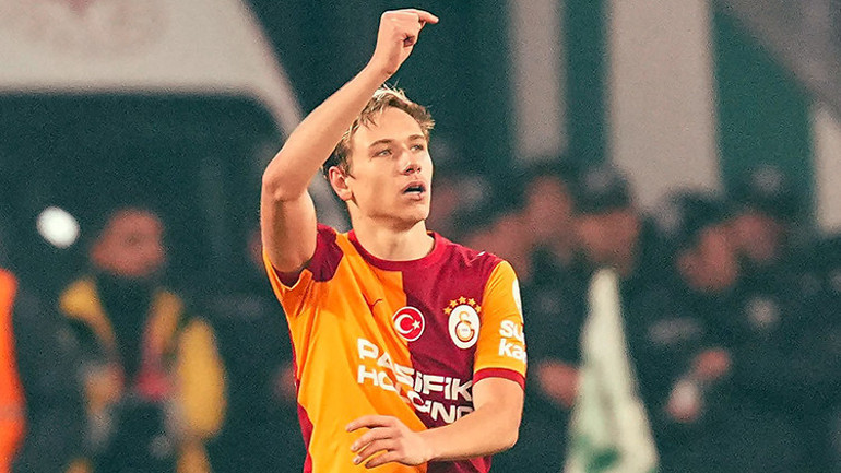 Galatasarayın 4-0lık Konyaspor galibiyetinin ardından Osimhene övgü yağdırdılar: 7 yaşında sabahtan akşama mahallede plastik top peşinde koşan bir çocuk gibi seviyor futbolu hâlâ , Onun farkı sadece sahada yaptıklarıyla sınırlı değil