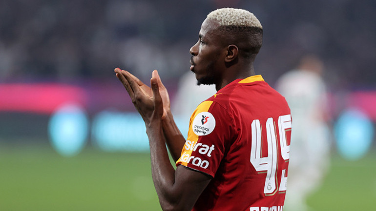 Galatasarayın 4-0lık Konyaspor galibiyetinin ardından Osimhene övgü yağdırdılar: 7 yaşında sabahtan akşama mahallede plastik top peşinde koşan bir çocuk gibi seviyor futbolu hâlâ , Onun farkı sadece sahada yaptıklarıyla sınırlı değil
