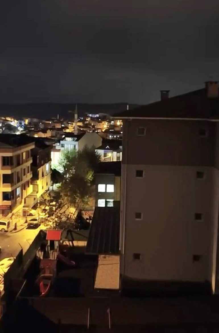İstanbulda 3 okuldan gece yarısı sesler yükseldi: Mahalleli şaşkına döndü