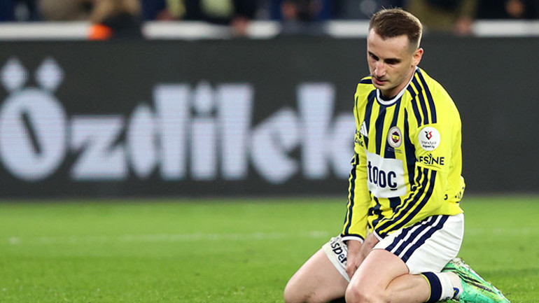 Fenerbahçede yönetim istifa sesleri: Taraftardan sert protesto