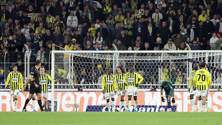 Fenerbahçede yönetim istifa sesleri: Taraftardan sert protesto