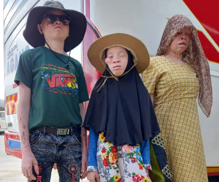 Siyah ülkenin lanetli beyazları! Ve Afrikanın Türk Annesi... Siyah ülkenin lanetli beyazları! Ve Afrikanın Türk Annesi...