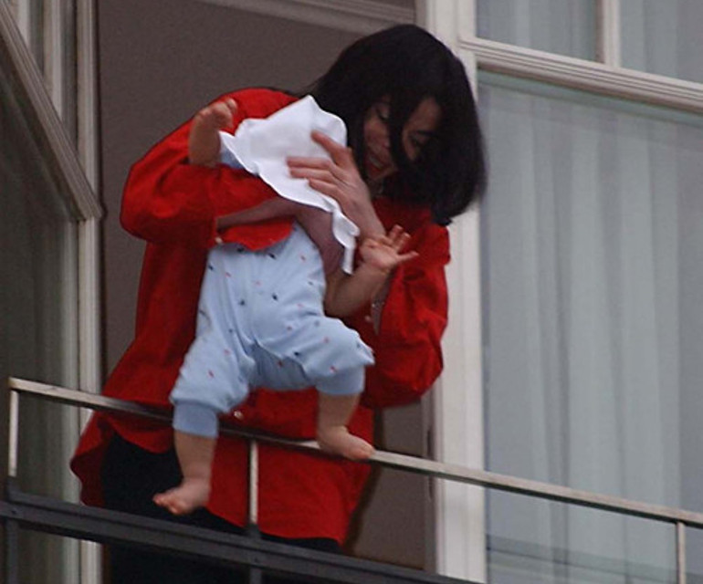 BALKONDAN SARKITMIŞTI