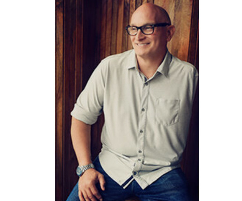 Her şey üç buçuk dakika içinde oldu... Hareket etmeye çalıştım ama olmadı; o an anladım ki belimden yukarısı bir su aygırının boğazındaydı