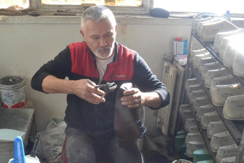 Ayakkabı atölyeleri emeklilere kaldı