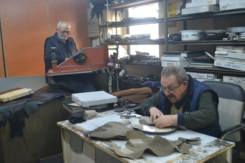 Ayakkabı atölyeleri emeklilere kaldı