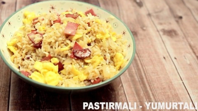 Pastırmalı yumurtalı pilav - Lezizz!