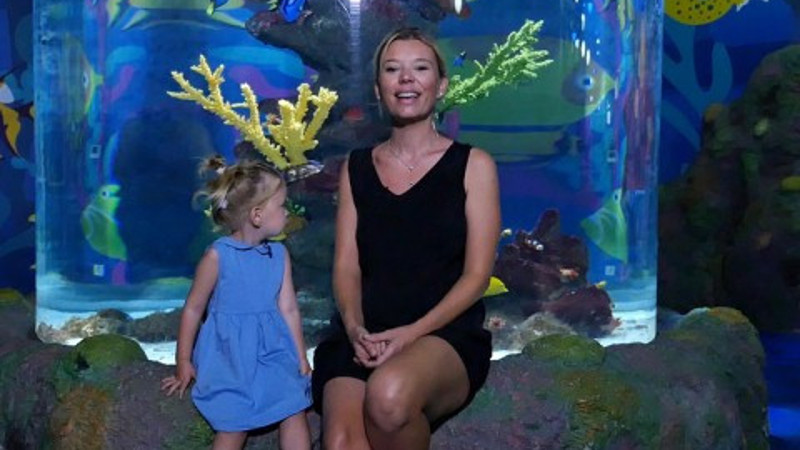 Melina akvaryum keşfi sonrasında Kinder Surprise kazanacak