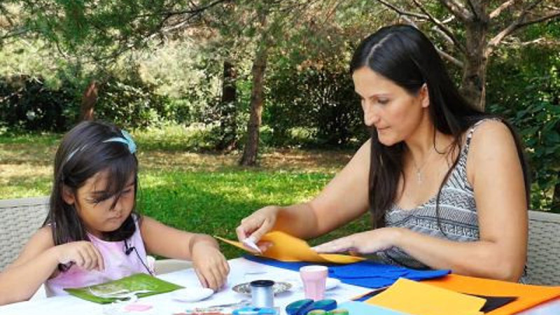 Kardeşine dönence yapan Mina, Kinder Surprise kazandı