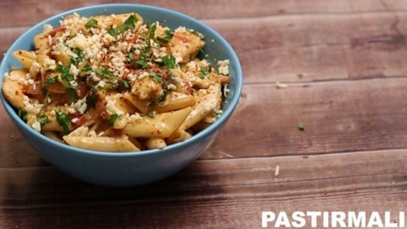 Pastırmalı tavuklu penne - Lezizz!