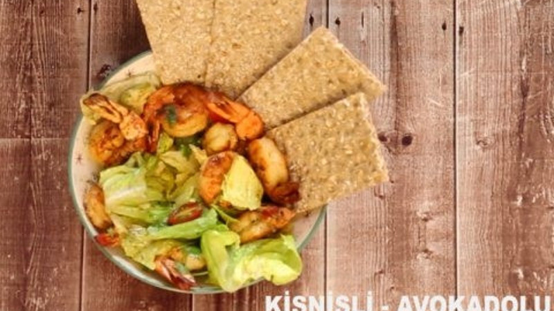 Kişnişli, avokadolu karides salatası - Lezizz!