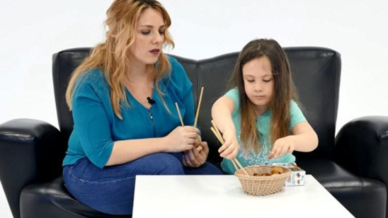 Panda Po gibi chopstick kullanmayı öğrenen Elasu, Kinder Surprise’ı haketti