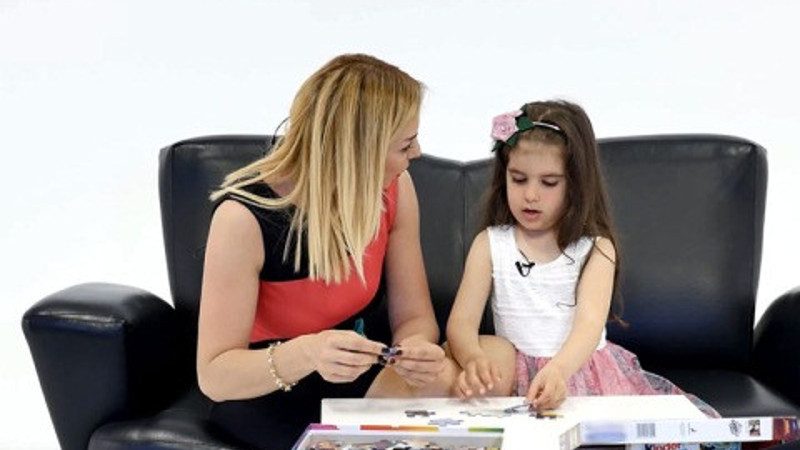 Nehir Kung Fu Panda puzzle’ını yapabilirse Kinder Surprise kazanacak