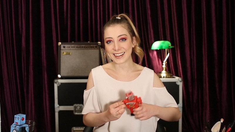 Kırmızı rujlu göz makyajı