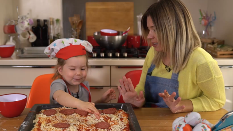 Çocuğunuz ile birlikte evde yapabileceğiniz pratik pizza tarifi