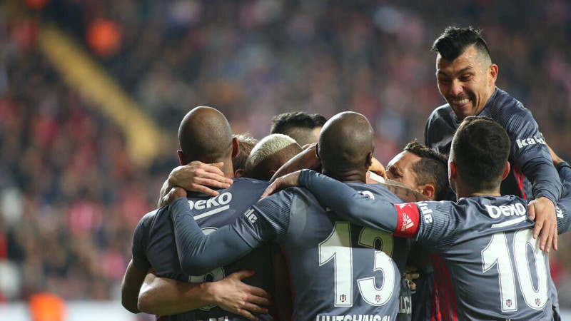 Beşiktaş'ın hücumu sağdan işleyebilir.