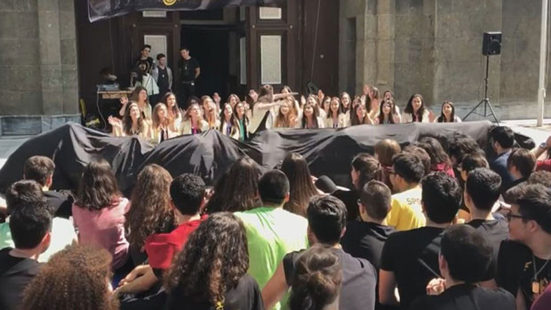 İEL’de danslı müzikli mezuniyet kutlaması 